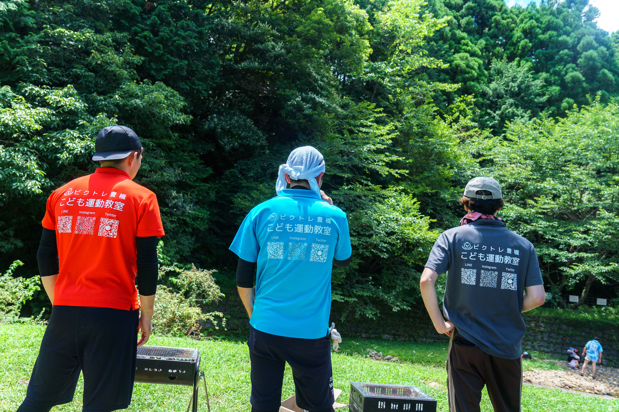BBQ中のスタッフの背中
